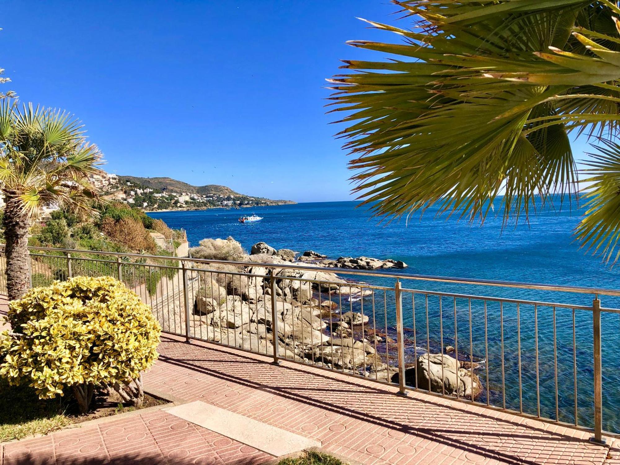 Magnifique Appartement En Front De Mer, Caneylles Rosas Exteriör bild