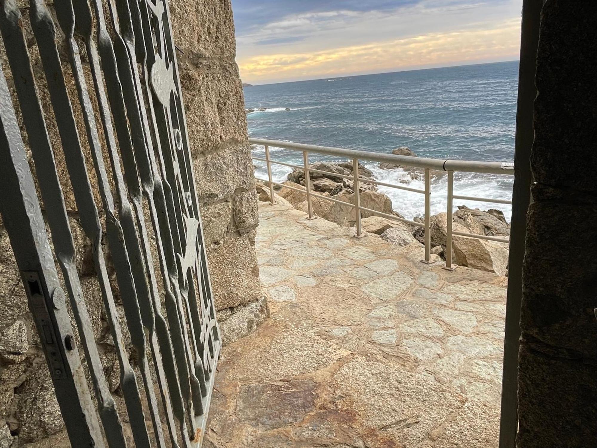 Magnifique Appartement En Front De Mer, Caneylles Rosas Exteriör bild